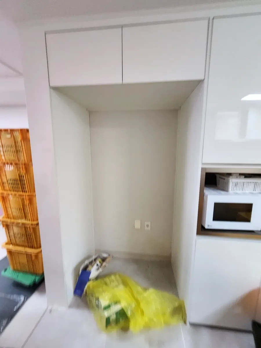 냉장고장 절단 — 비어 있는 냉장고 자리