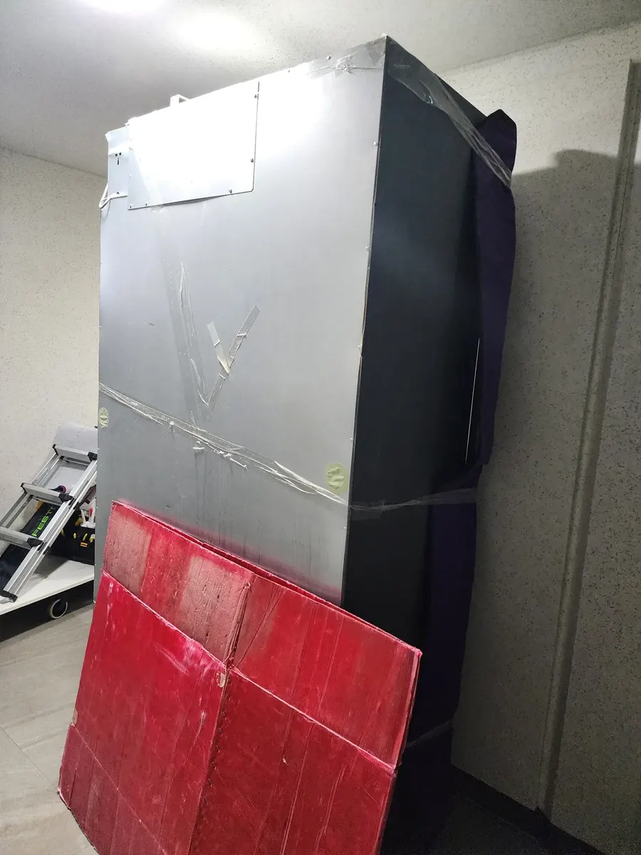 냉장고장 절단 — 포장된 채 기다리는 냉장고