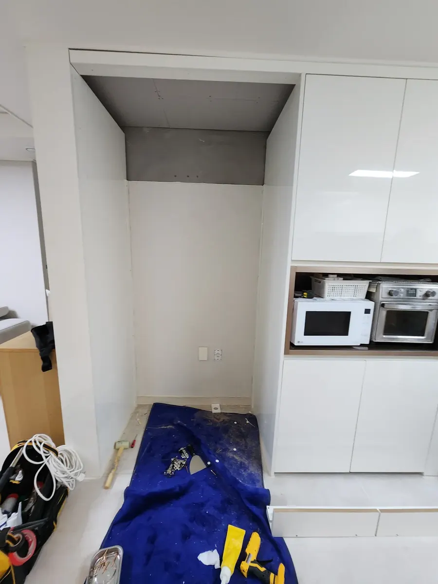 냉장고장 절단 — 상부장을 뗀 자리
