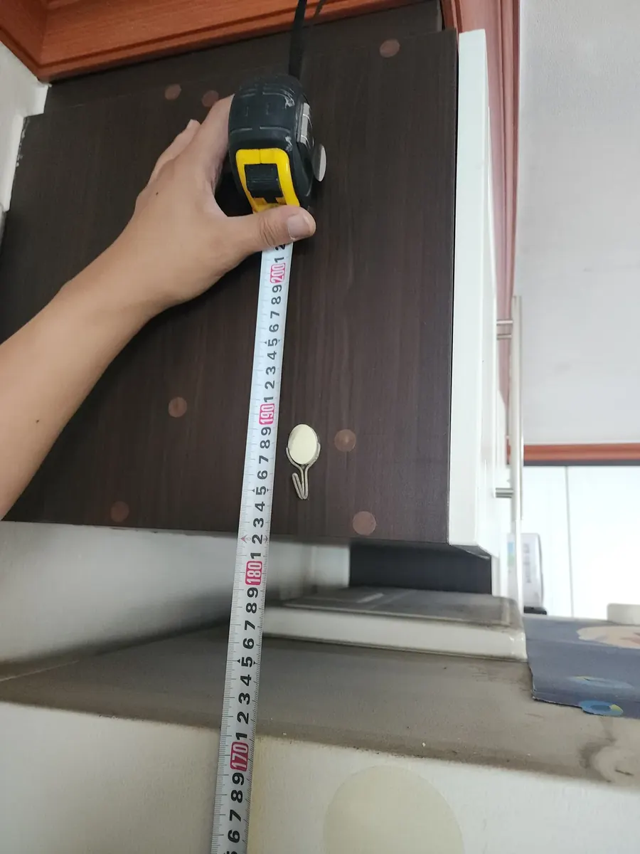 상부장 올리기 — 상부장 아래 높이 재기
